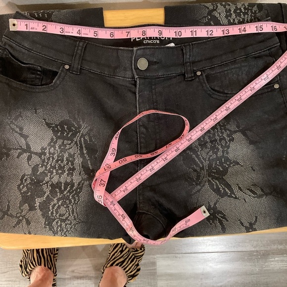Chico’s Platinum Jeans Black Metallic Floral Snake Print Wom Sz 8 (Chico’s 1R) - Picture 7 of 10